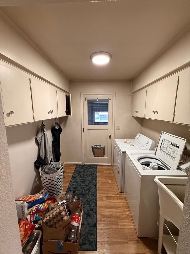 Building Photo - Spacious 5+bd/2.75 bath home on WWU bus route