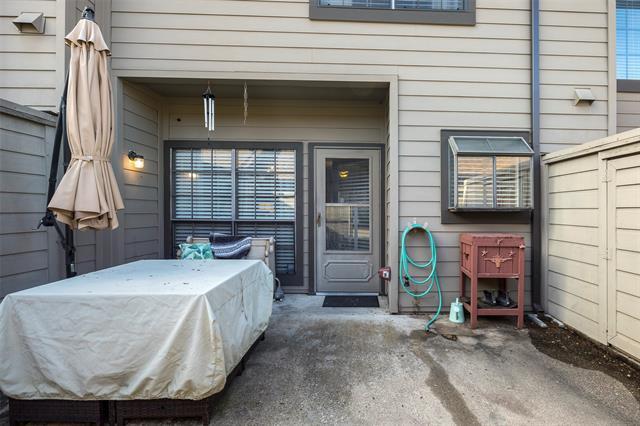 Building Photo - 9910 Royal Ln