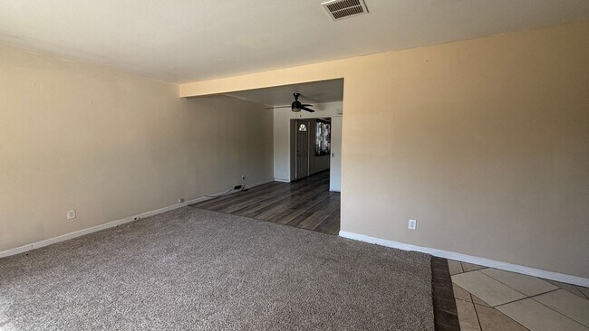 Building Photo - Three Bedroom, Two Bathroom Home in East H...