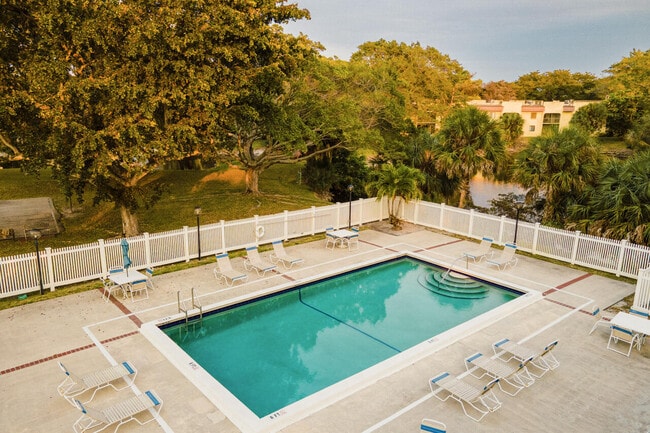 Building Photo - 930 SW 9th St Cir