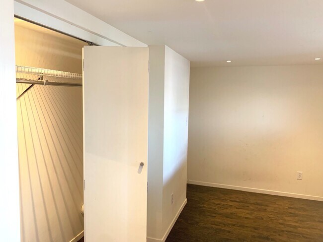 Building Photo - STUNNING LARGE CORNER LIVE/WORK 1 BED+ DEN...