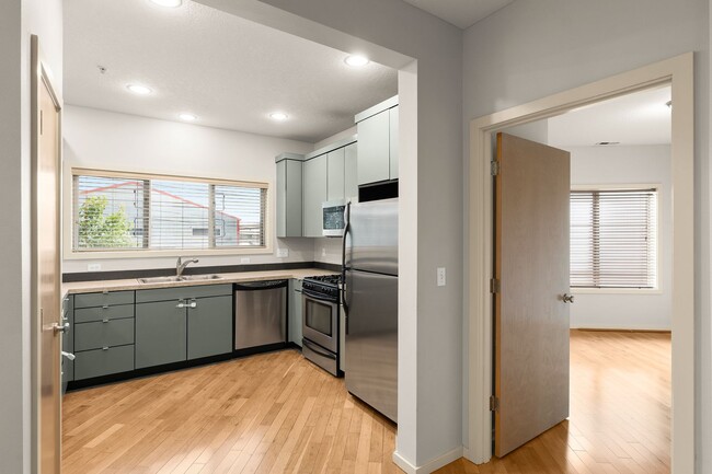 Building Photo - Beautiful 2 Bedroom Townhome in N Portland