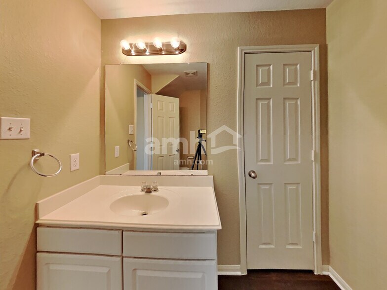 Building Photo - 9928 Grebe Dr