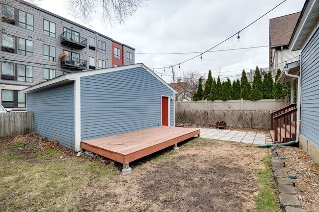 Building Photo - Gorgeous Uptown 4-bed 2-bath Single-Family House w/ Garage + Fenced-In Yard