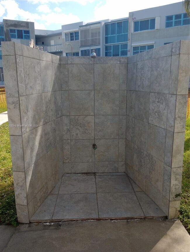 Building Photo - 2309 Park Ln