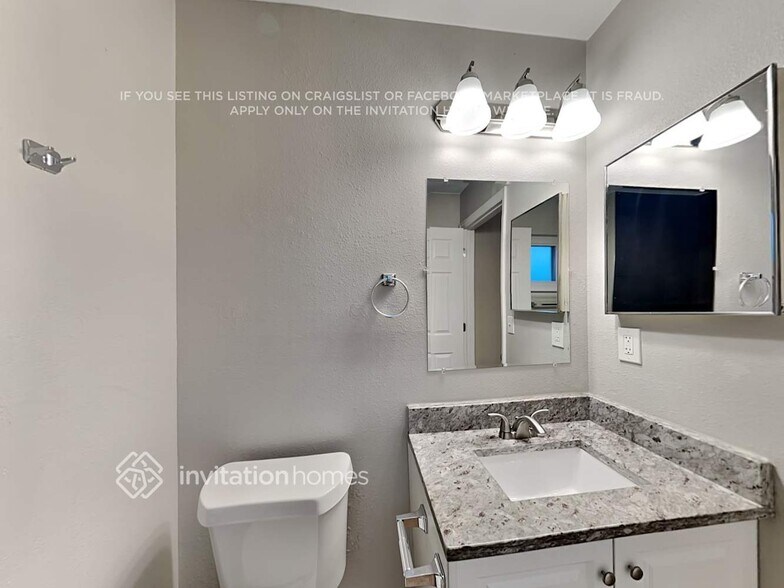 Building Photo - 16725 E Napa Dr