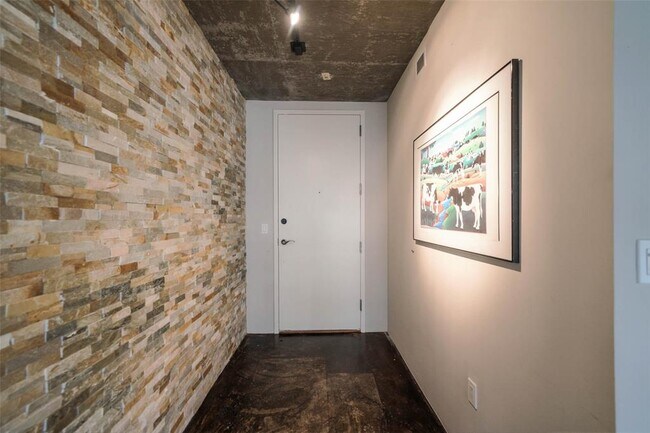 Building Photo - 1005 S Shepherd Dr