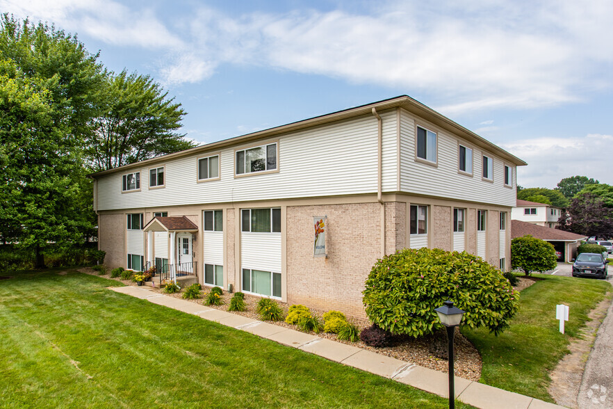 Primary Photo - Cambridge Square Apartments