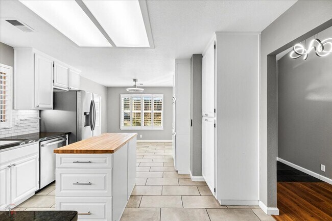 Building Photo - Lovely 3 Bedroom/2 Bath Home Located in Lodi Ca