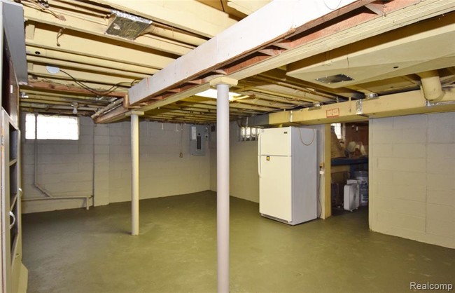 Building Photo - 215 W Maplehurst Ave