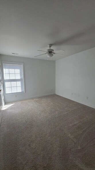 Building Photo - 5591 Scotsview Dr