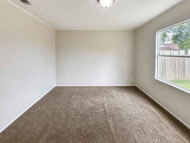 Building Photo - 11919 Kingslake Forest Dr