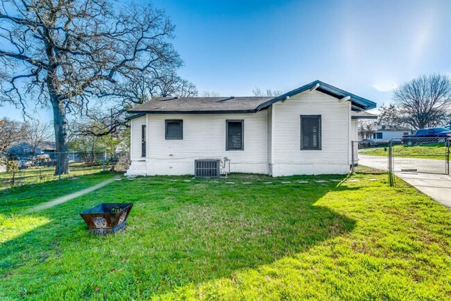 Building Photo - 309 N Dubellette St