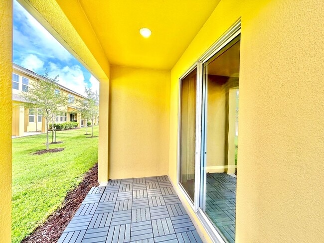 Building Photo - Upscale 3Beds/2.5Baths Townhouse living in...