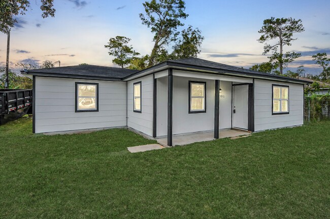 Primary Photo - 5911 Easter St