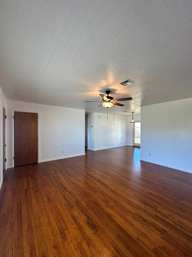 Building Photo - Updated home in Henley School District