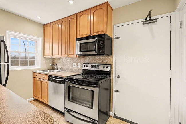 Building Photo - 3342 S Wakefield St