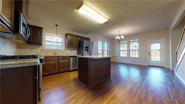 Building Photo - 923 Emerald Dove Ave