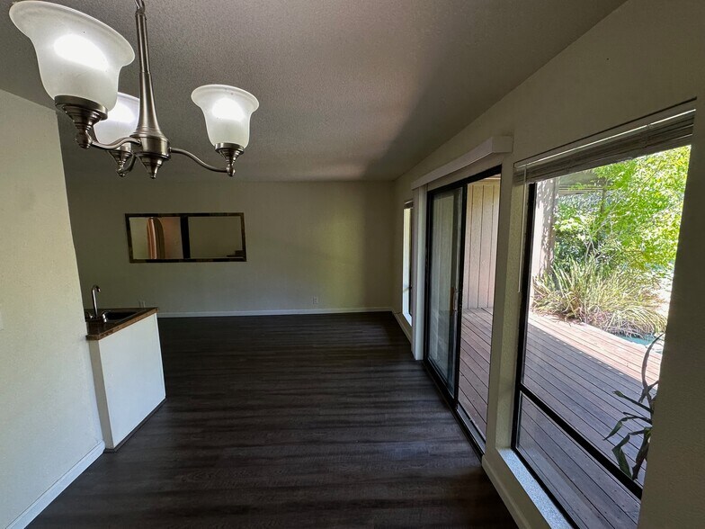 Building Photo - 2422 Larkspur Ln