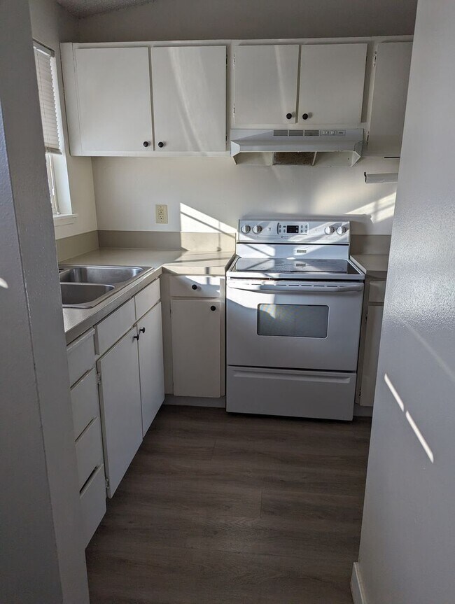 Building Photo - Eastland Duplex