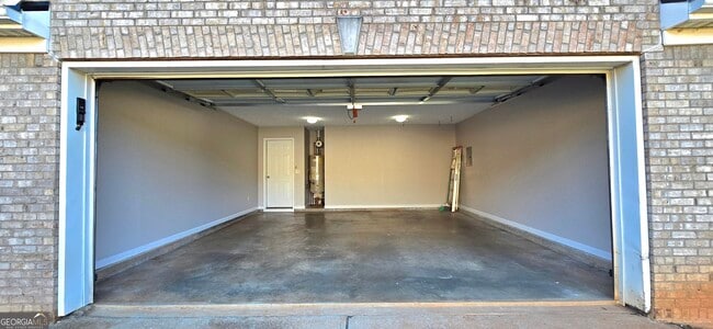 Building Photo - 1055 Livery Cir