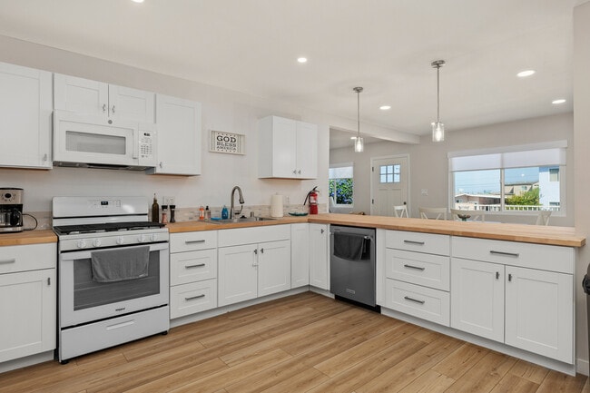 Building Photo - 1421 Dubuque St