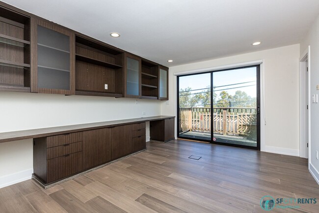 Building Photo - Sherwood Forest: Single Family Home w/ 2 C...