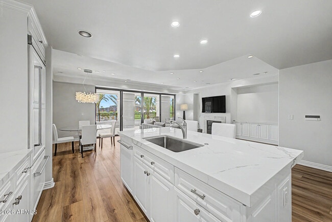 Building Photo - 7175 E Camelback Rd