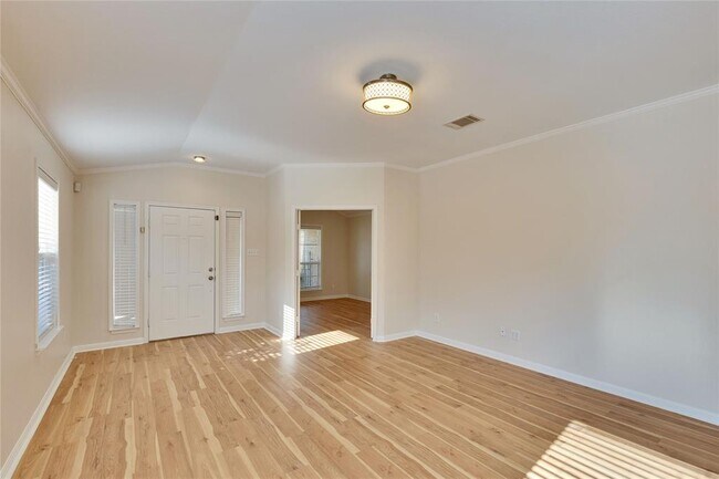 Building Photo - 600 Lakemont Dr