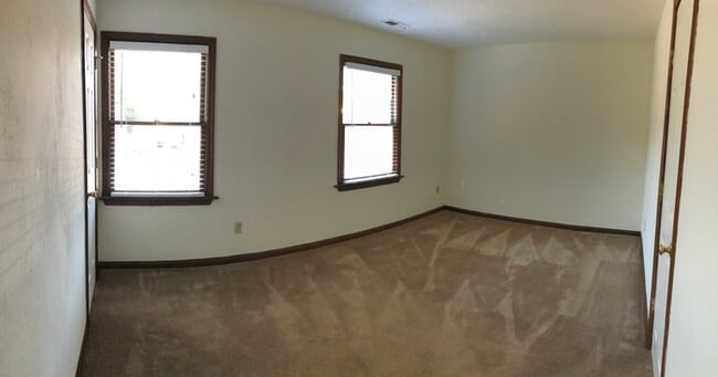Building Photo - SPACIOUS TOWNHOME IN CENTRAL LOCATION