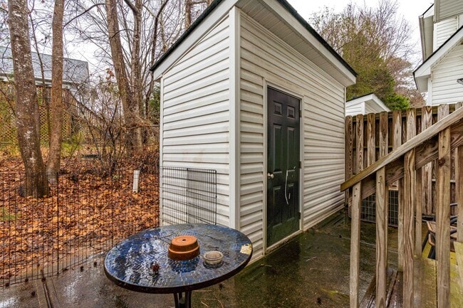 Building Photo - 2 Bedroom + Loft Townhome in Prime Raleigh...