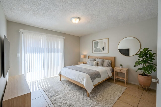 Building Photo - 452 E 9th Ave