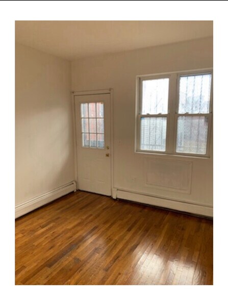 Building Photo - 806 E 216th St
