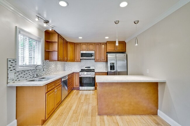 Building Photo - Updated 3 bedroom , 2 bath home in Mountai...