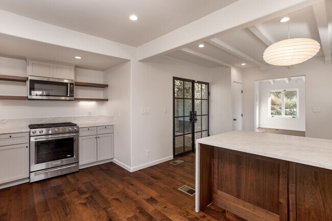 Building Photo - Charming Spanish Style Home in Silver Lake...