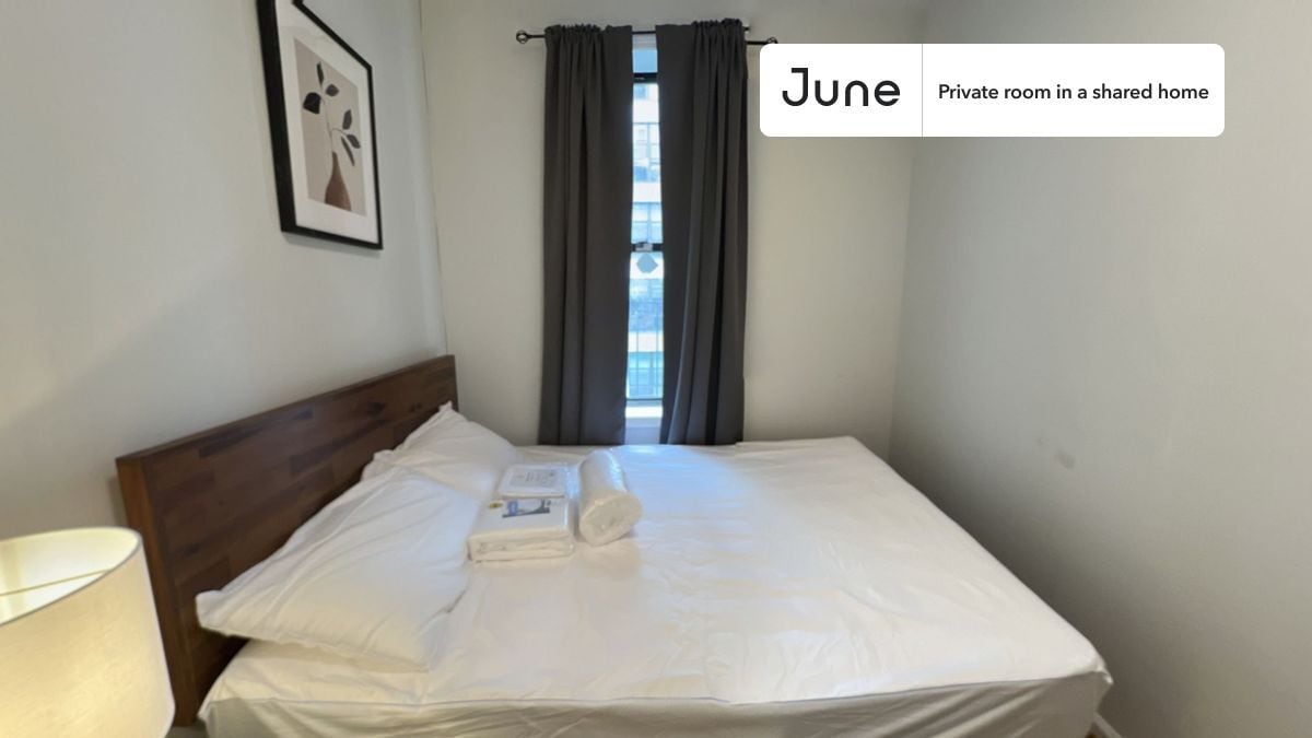Building Photo - Private bedroom in 3 bed/1 bath Home