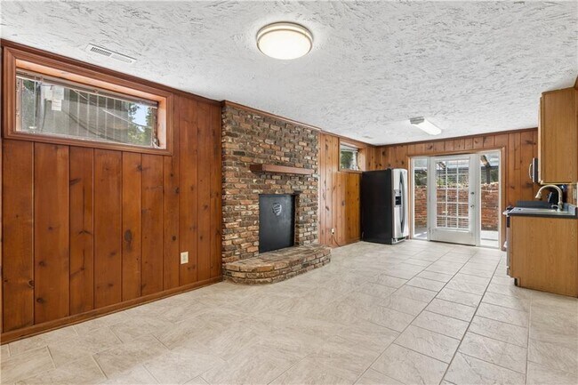 Building Photo - 800 Glenairy Dr NE