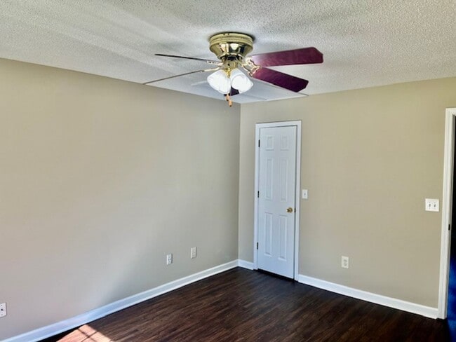 Building Photo - 15 Glenda Dr SW