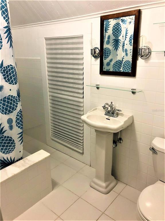 Building Photo - 835 Victoria Dr