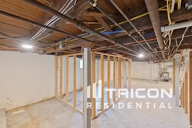 Building Photo - 407 W Waverly Rd