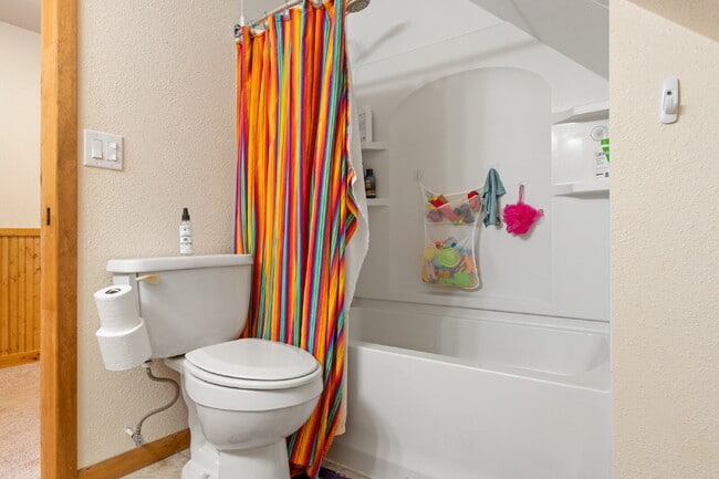 Building Photo - Spacious 4-Bedroom Home in the Heart of Sh...