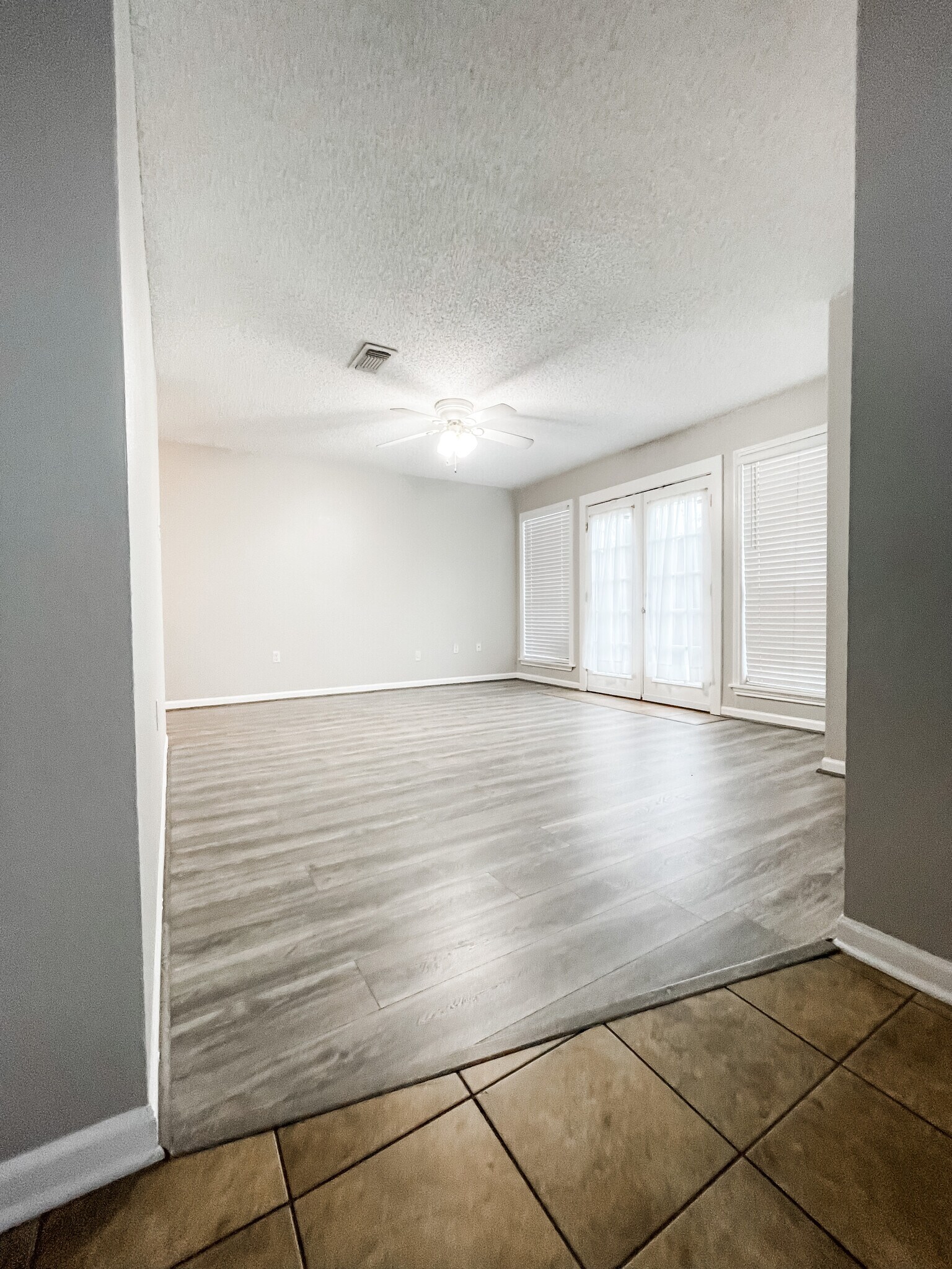 Building Photo - 219 N French Quarter Dr