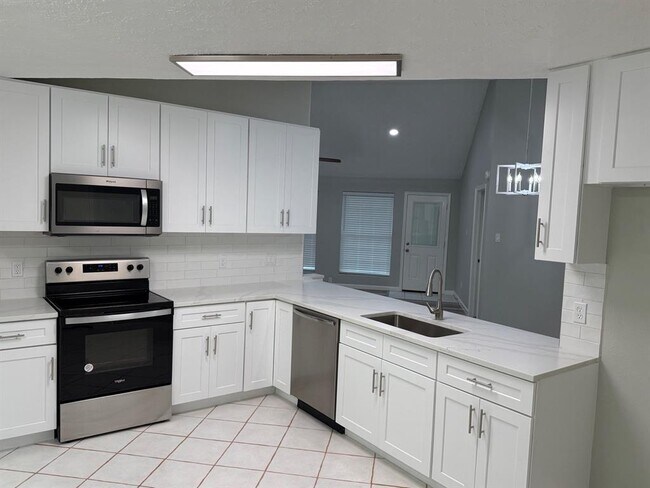 Building Photo - 2812 Forest Hills Dr