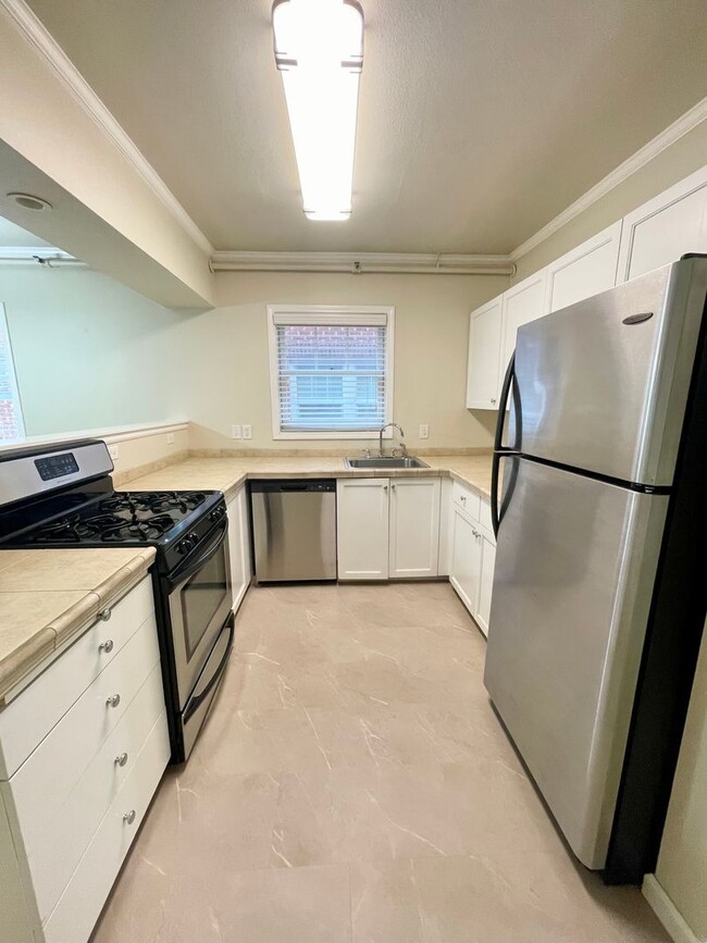 Building Photo - Charming 1 Bedroom, 1 Bath Large Apt in In...