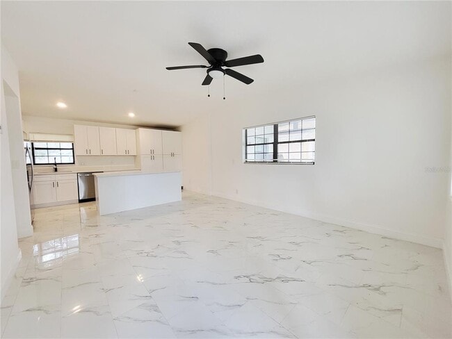 Building Photo - 2511 Drake Dr