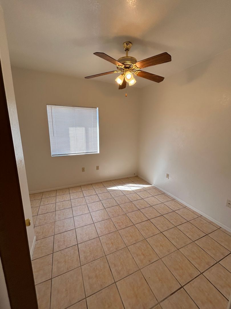 Building Photo - 1150 N Catalina Ave