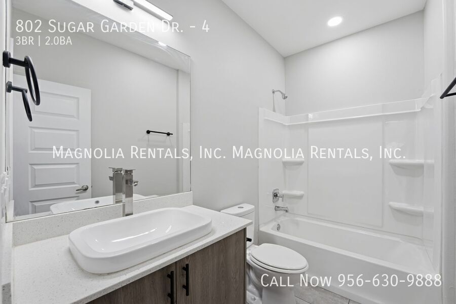 Building Photo - 802 Sugar Gdn Dr