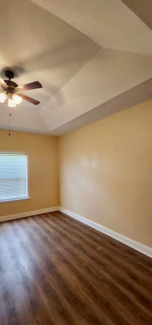 Building Photo - Great Home and Location-Available Now!