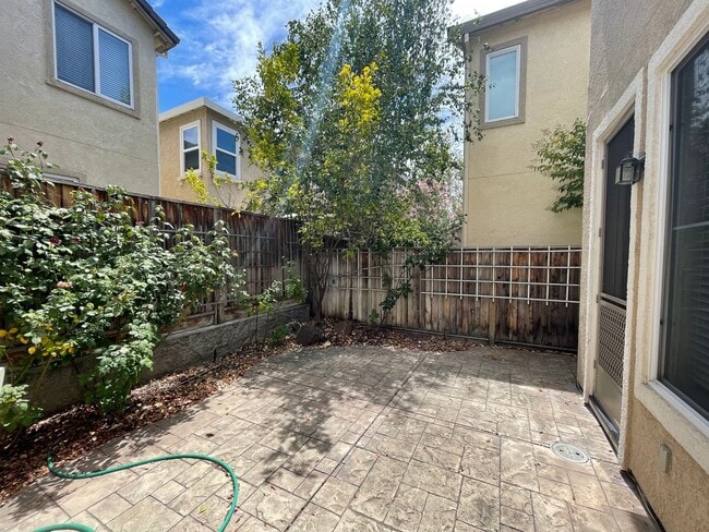 Building Photo - Perfect Shape Pleasanton Single Family Home