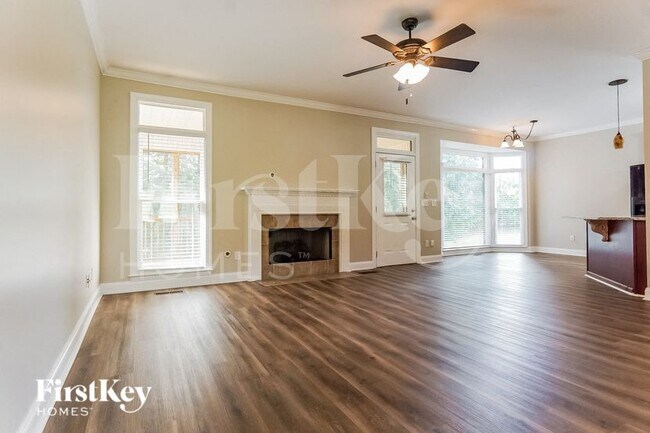 Building Photo - 2026 Laurel Lakes Ln